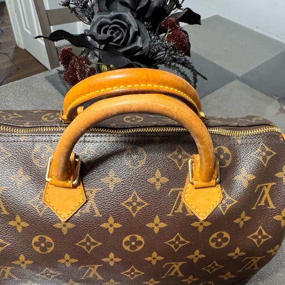 LOUIS VUITTON Monogram Canvas SPEEDY 30 - Picture 3 of 9